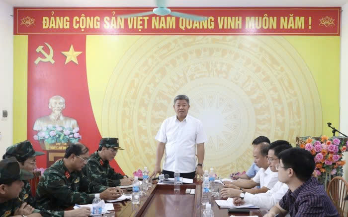 Phó Chủ tịch UBND thành phố Nguyễn Mạnh Quyền kiểm tra, chỉ đạo khắc phục sự cố sạt lở, ngập úng tại xã Đa Phúc và xã Trung Giã