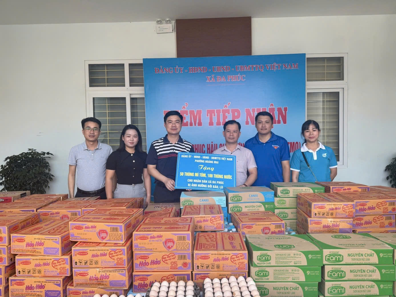 Phường Hoàng Mai kịp thời sẻ chia, tiếp sức người dân Đa Phúc và Thư Lâm vượt qua lũ dữ