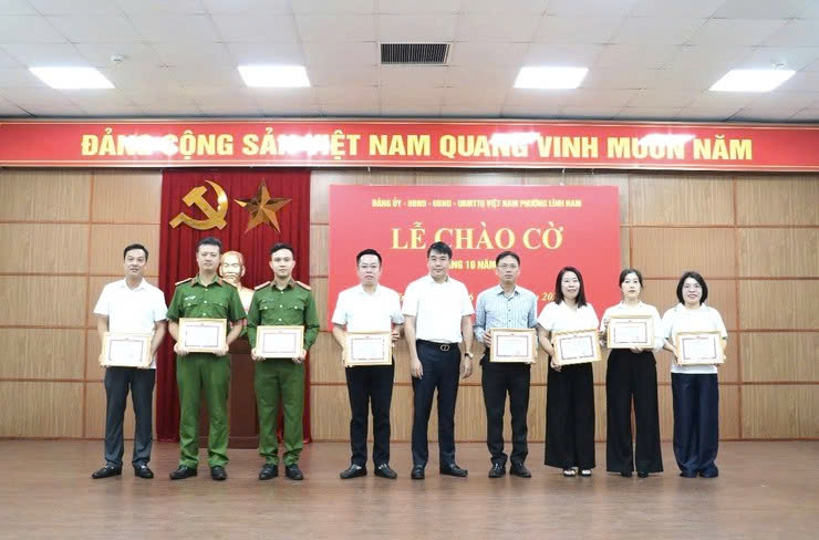 Phường Lĩnh Nam tổ chức Lễ chào cờ đầu tuần, tạo khí thế thi đua thực hiện nhiệm vụ tháng 10