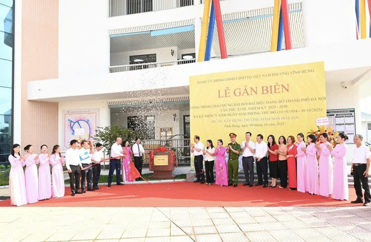 Phường Vĩnh Hưng gắn biển hai công trình giáo dục - y tế chào mừng Đại hội Đảng bộ thành phố