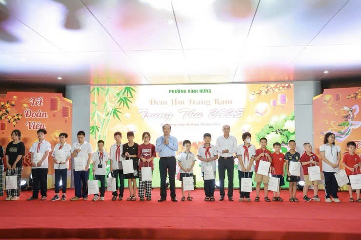 Phường Vĩnh Hưng rộn ràng Đêm hội Trăng rằm, lan tỏa yêu thương tới thiếu nhi