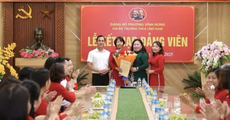 Chi bộ Trường THCS Lĩnh Nam kết nạp hai đảng viên trẻ, bổ sung lực lượng nòng cốt cho sự nghiệp giáo dục