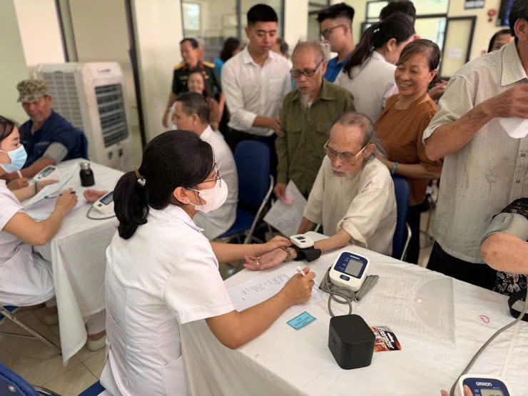 Phường Yên Sở phát động Tháng hành động vì người cao tuổi Việt Nam năm 2025: Tăng cường chăm lo đời sống vật chất, tinh thần cho người cao tuổi trên địa bàn phường.