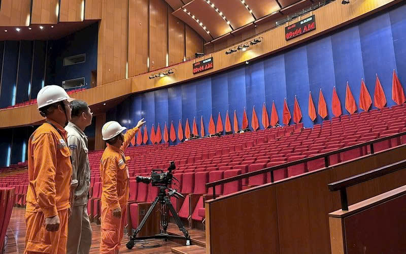 EVNHANOI huy động hơn 200 ca trực, bảo đảm cấp điện tuyệt đối an toàn phục vụ Đại hội Đảng bộ thành phố Hà Nội lần thứ XVIII