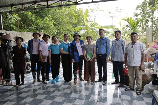 Ngân hàng Chính sách Xã hội thành phố Hà Nội kịp thời hỗ trợ người dân vùng ngập úng Sóc Sơn cũ sau mưa bão