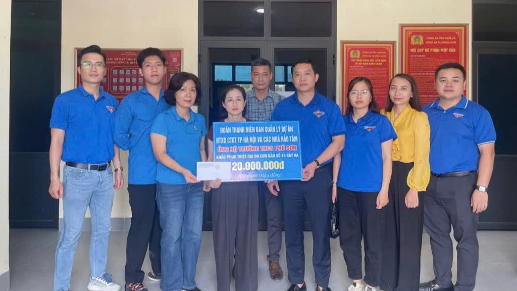 Tuổi trẻ UBND thành phố Hà Nội sẻ chia cùng người dân xã Trung Giã, xã Đa Phúc sau bão số 11