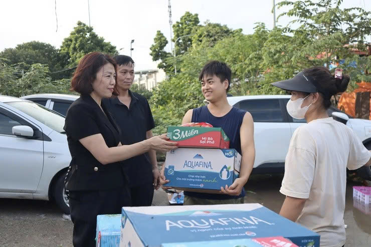 Phường Từ Liêm kịp thời cấp phát nhu yếu phẩm, hỗ trợ người dân vùng ngập sâu sau bão số 10