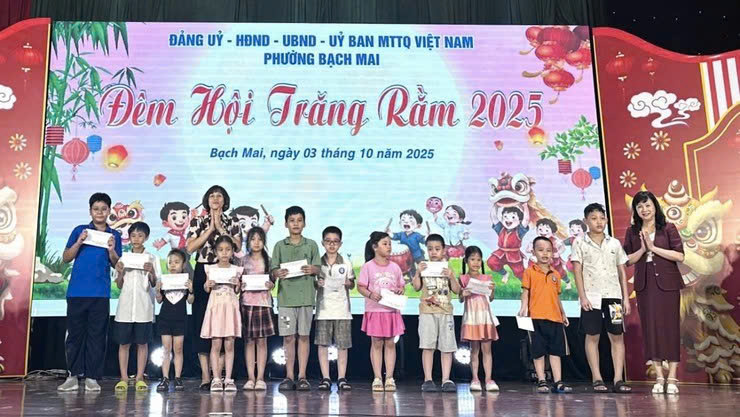 Phường Bạch Mai rộn ràng “Đêm hội trăng rằm”, lan tỏa yêu thương tới thiếu nhi