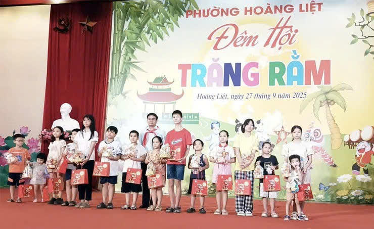 Phường Hoàng Liệt lan tỏa yêu thương, chăm lo thiếu nhi trong Đêm hội trăng rằm 2025