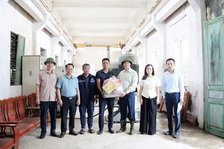 Lãnh đạo xã Quảng Bị động viên lực lượng ứng trực trạm bơm, bảo đảm tiêu úng kịp thời trong mưa bão
