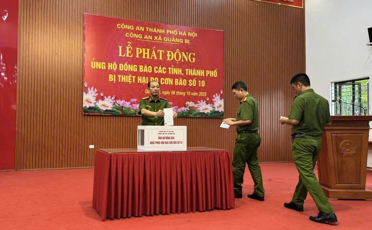Công an xã Quảng Bị chào cờ đầu tháng gắn với nghĩa cử sẻ chia vì đồng bào vùng bão lũ