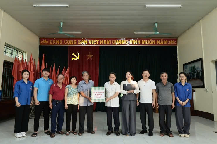Lãnh đạo xã Quảng Bị thăm, tặng quà Trung thu, lan tỏa sự quan tâm tới thiếu nhi toàn địa bàn