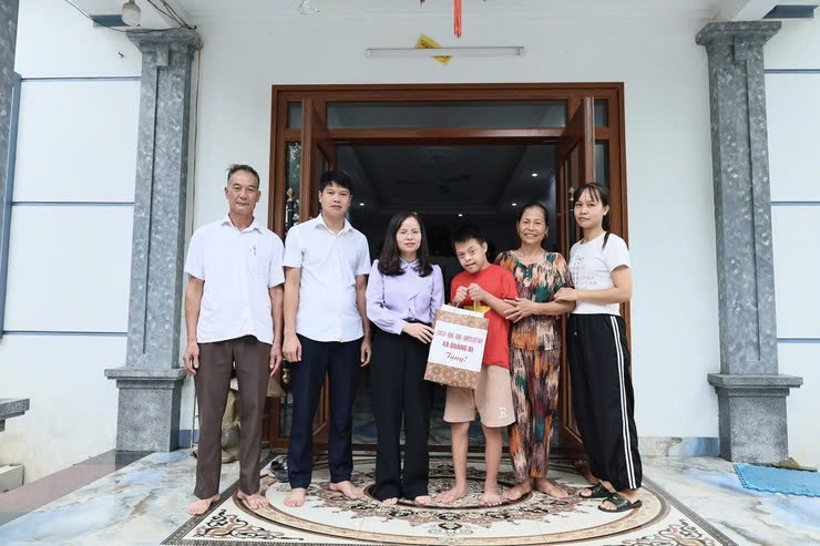 Xã Quảng Bị sẻ chia yêu thương, chăm lo thiếu nhi khuyết tật nhân dịp Tết Trung thu 2025