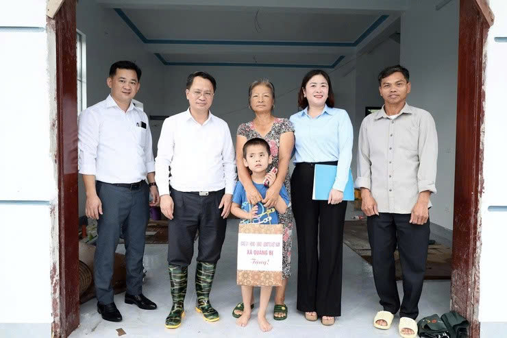 Xã Quảng Bị trao gửi yêu thương, động viên trẻ em khuyết tật đặc biệt nặng dịp Trung thu