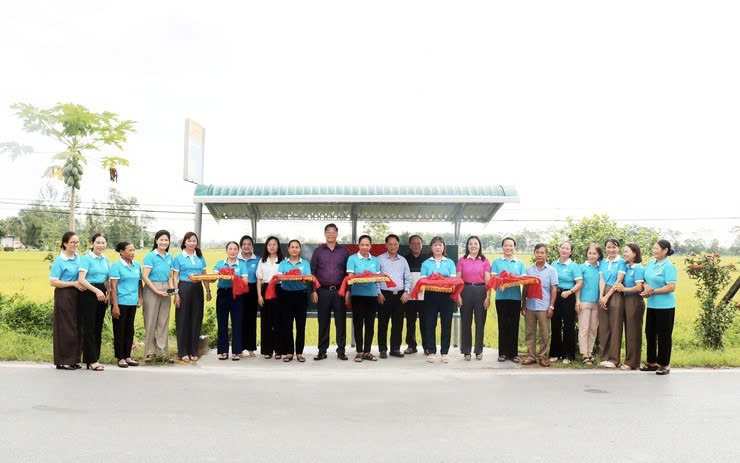 Khánh thành công trình “Nhà chờ xe buýt” chào mừng Đại hội đại biểu Phụ nữ xã Quảng Bị lần thứ I
