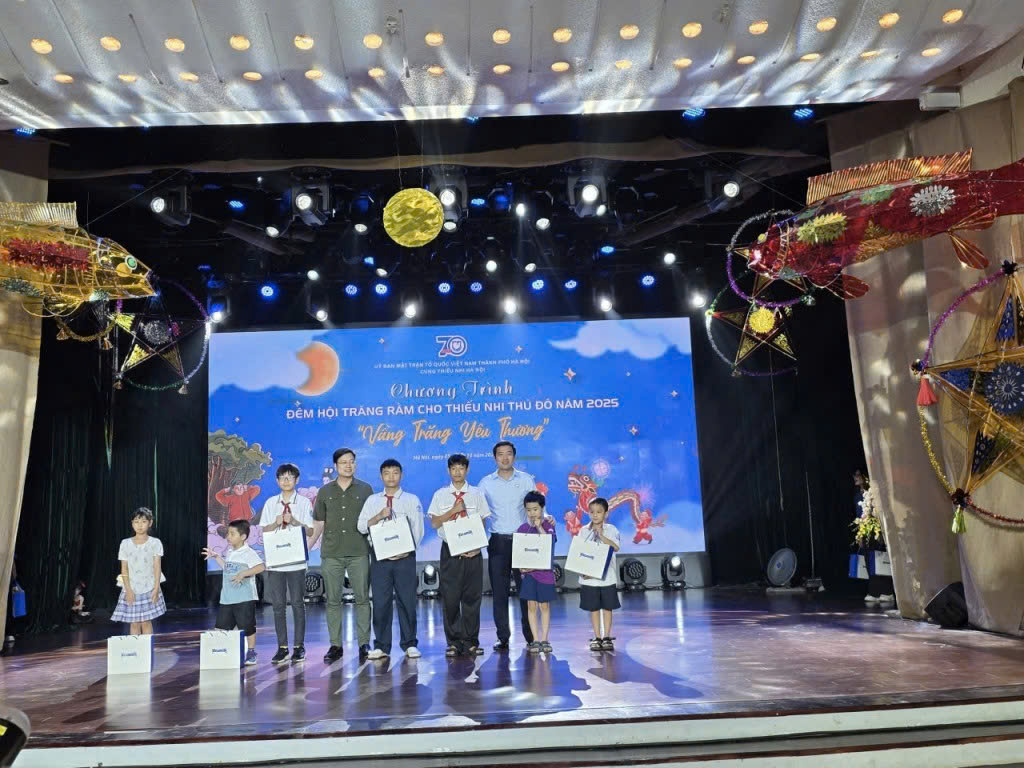 “Vầng trăng yêu thương” thắp sáng đêm Trung thu của thiếu nhi Thủ đô