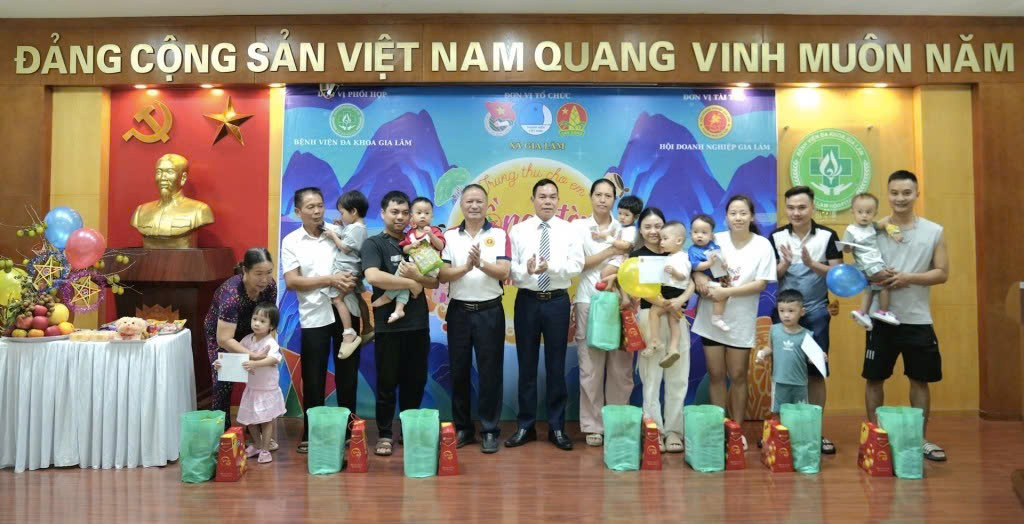 Lan tỏa yêu thương: “Lồng đèn thắp sáng ước mơ” đến với trẻ em khó khăn tại Bệnh viện Đa khoa Gia Lâm