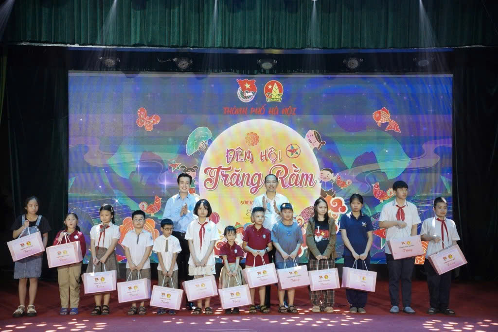 “Đêm hội trăng rằm” 2025: Tuổi trẻ Thủ đô thắp sáng mùa Trung thu yêu thương cho thiếu nhi