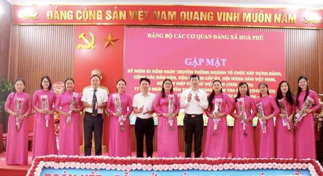 Xã Hòa Phú gặp mặt kỷ niệm các ngày truyền thống, tôn vinh đóng góp của đội ngũ làm công tác Đảng và đoàn thể
