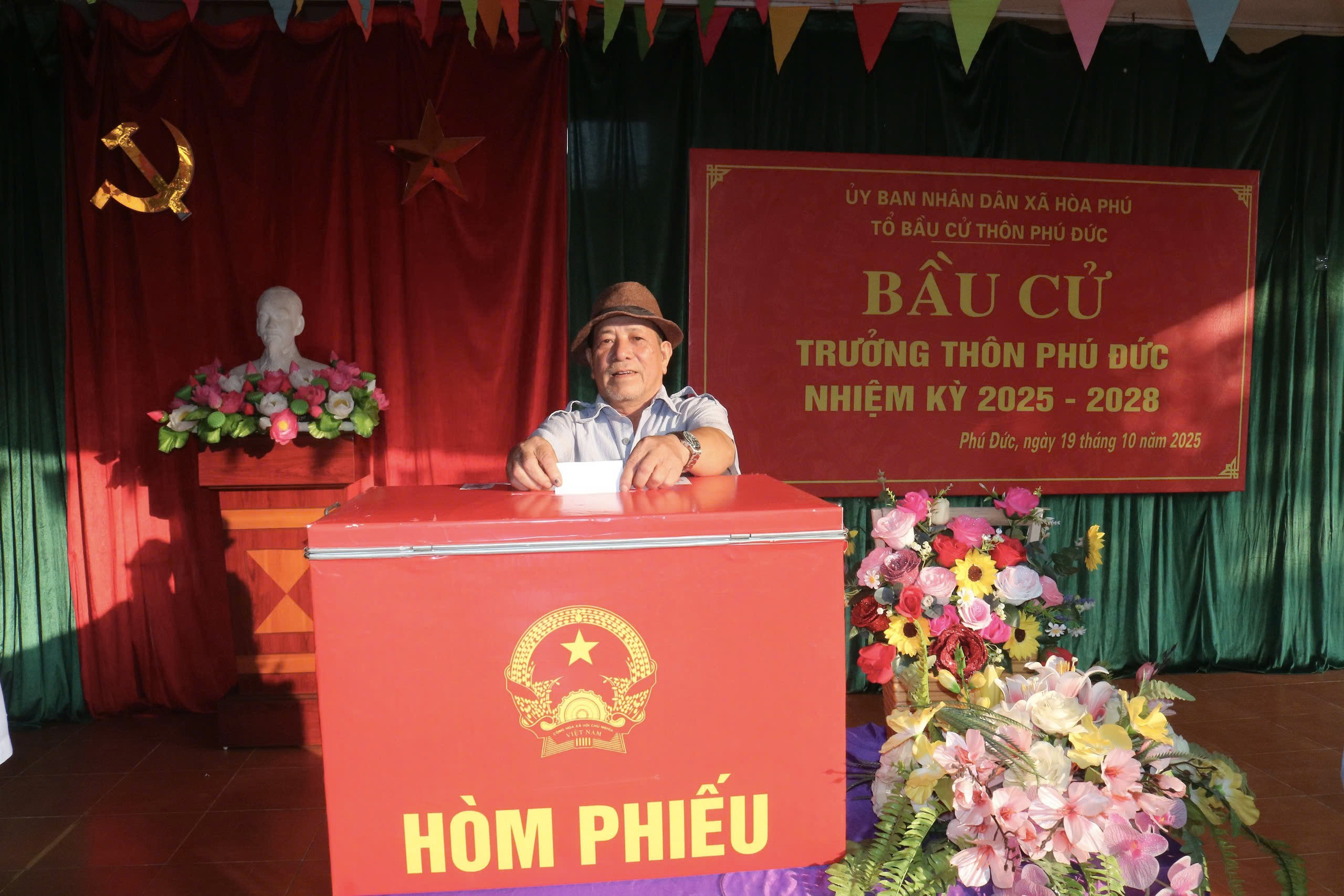 Cử tri xã Hòa Phú đồng thuận cao, hoàn thành bầu cử trưởng thôn nhiệm kỳ mới
