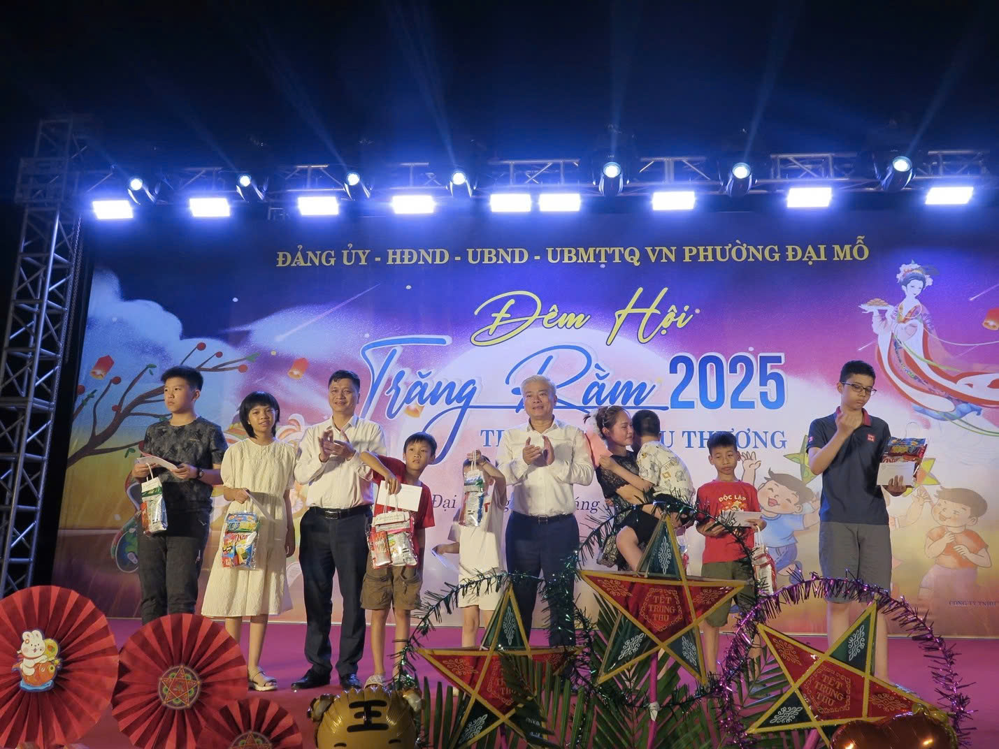 Phường Đại Mỗ rộn ràng Đêm hội trăng Rằm 2025, lan tỏa yêu thương tới thiếu nhi