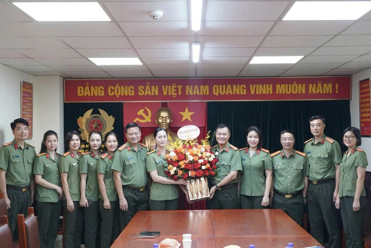 Lãnh đạo Công an Hà Nội chúc mừng Ban Phụ nữ nhân kỷ niệm 20-10