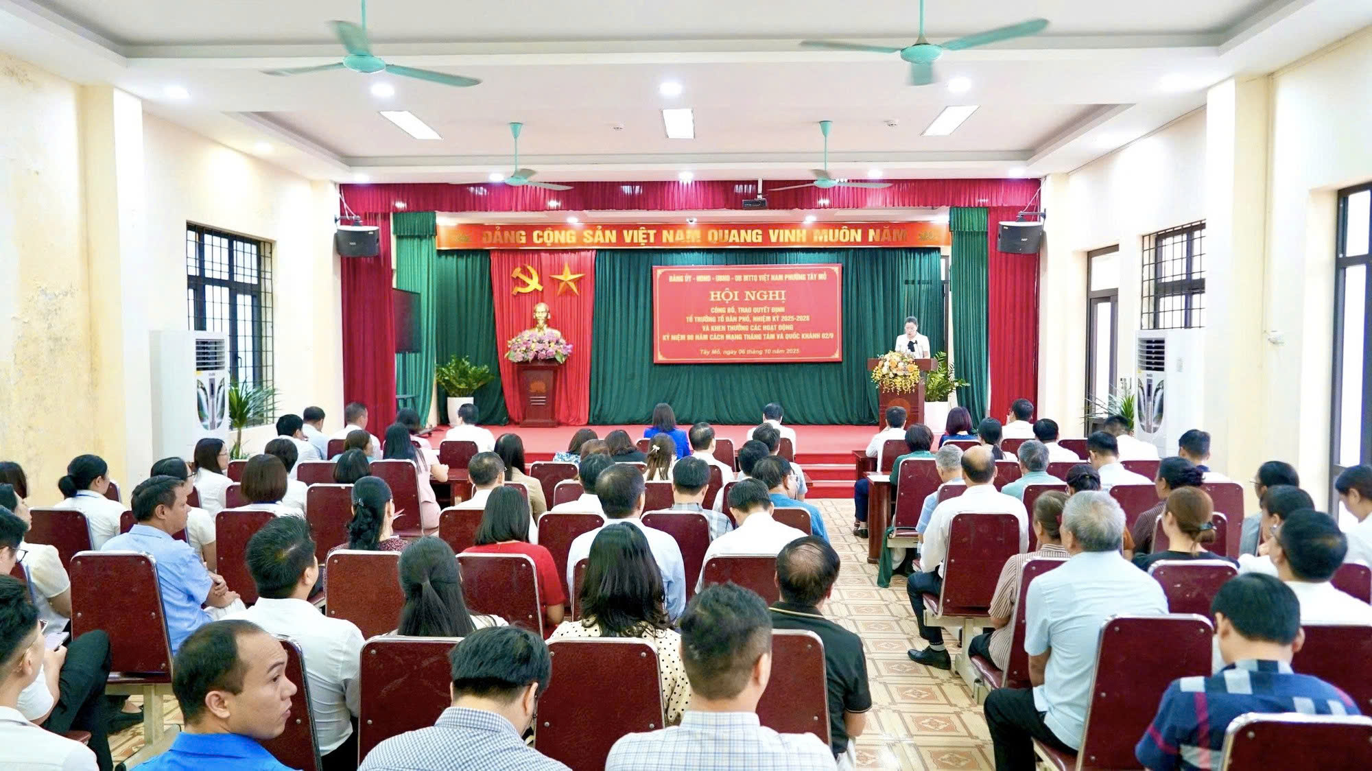 Phường Tây Mỗ chào cờ đầu tháng, công bố tổ trưởng tổ dân phố và khen thưởng phong trào thi đua