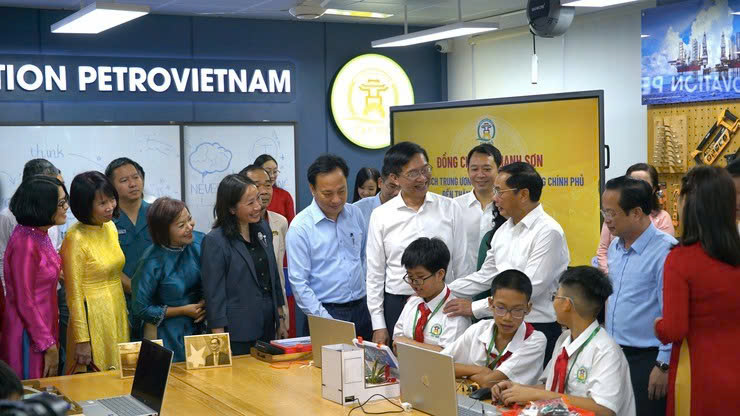 Phó Thủ tướng Chính phủ Bùi Thanh Sơn thăm, làm việc tại phường Tây Mỗ, dự khánh thành các phòng học STEM