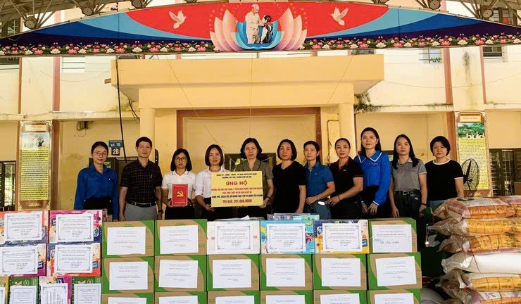 Phường Tây Tựu trao hơn 514 triệu đồng hỗ trợ trường học bị ảnh hưởng bão lũ tại tỉnh Thái Nguyên