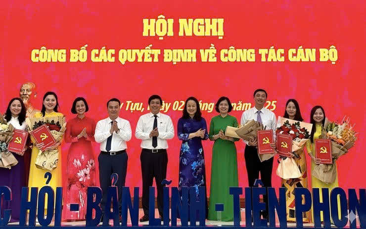 Phường Tây Tựu công bố các quyết định điều động, bổ nhiệm cán bộ, kiện toàn tổ chức bộ máy