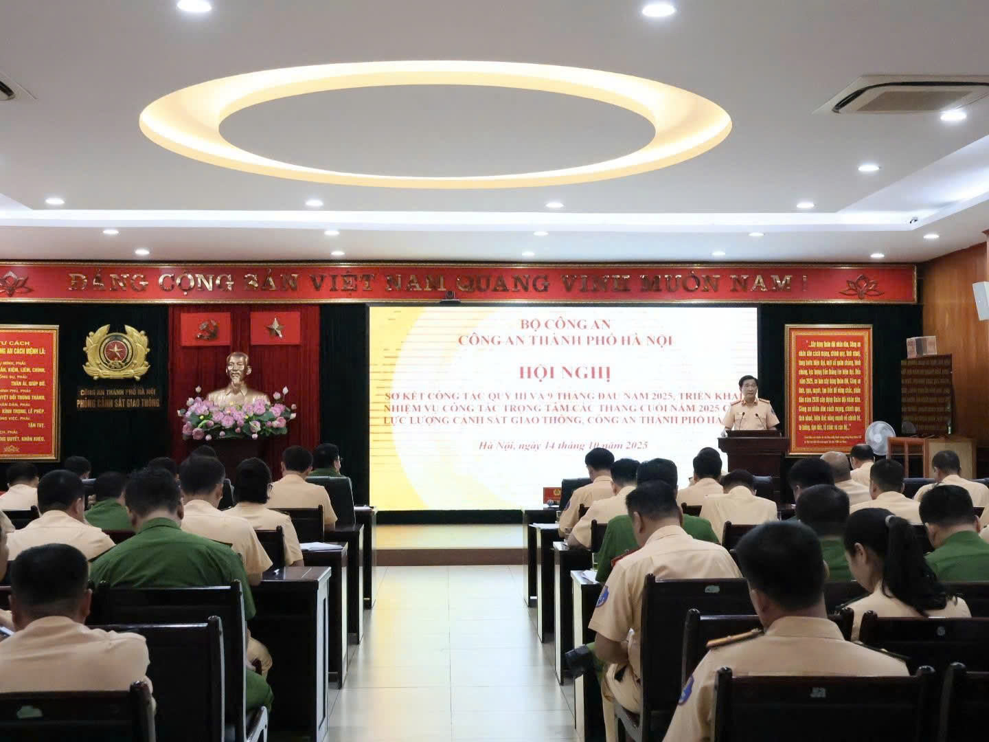 Cảnh sát giao thông Hà Nội siết chặt kỷ cương, đẩy mạnh chuyển đổi số bảo đảm trật tự, an toàn giao thông cuối năm