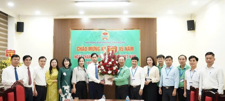 Lãnh đạo phường Chương Mỹ chúc mừng Hội Nông dân nhân kỷ niệm 95 năm Ngày thành lập