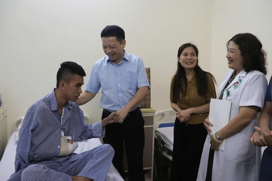 Lãnh đạo Công an thành phố Hà Nội thăm hỏi, động viên chiến sĩ bị thương khi làm nhiệm vụ
