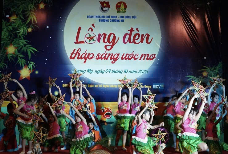 “Lồng đèn thắp sáng ước mơ” - đêm Trung thu ấm áp dành cho trẻ khuyết tật tại Chương Mỹ