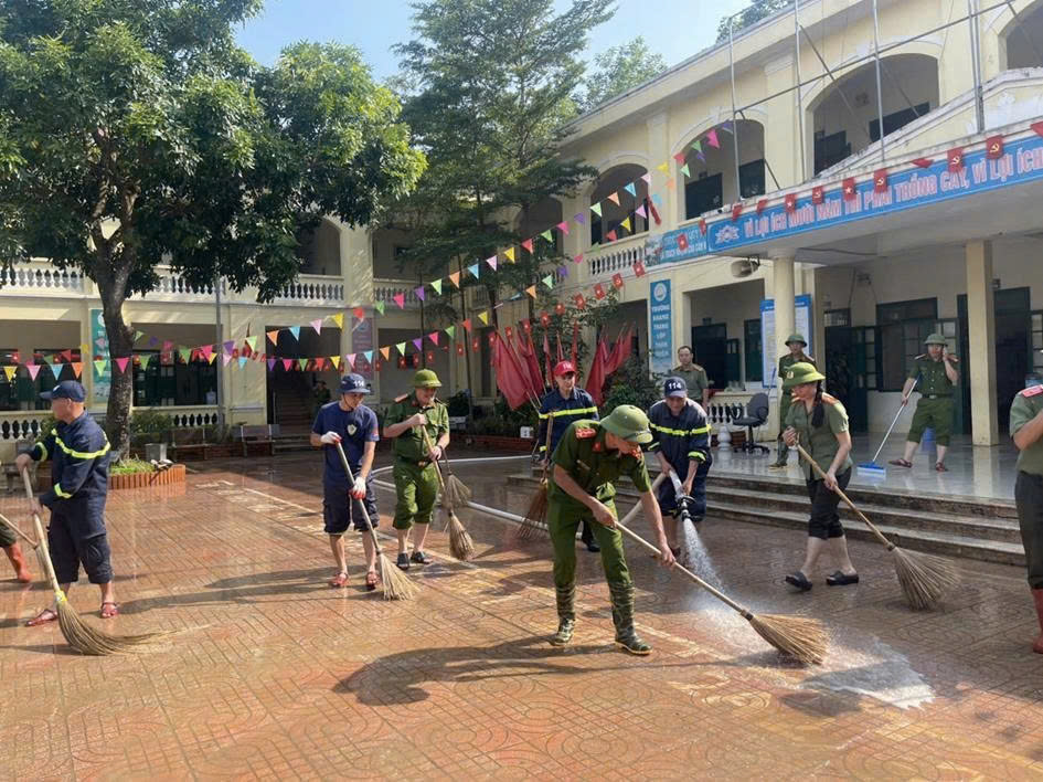 Công an thành phố Hà Nội tổng lực hỗ trợ xã Trung Giã khắc phục hậu quả bão số 11