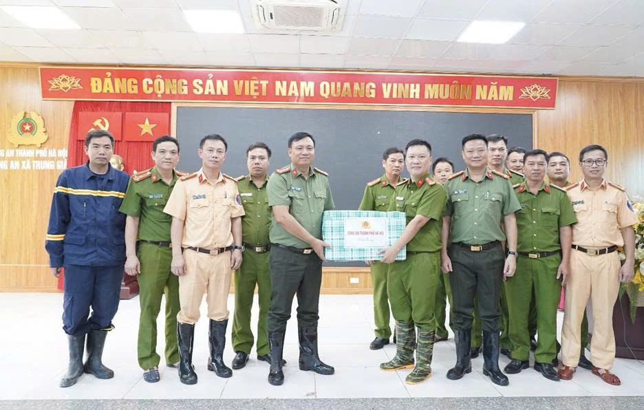 Công an thành phố Hà Nội kiểm tra công tác khắc phục mưa lũ, kịp thời hỗ trợ nhân dân xã Trung Giã, xã Đa Phúc