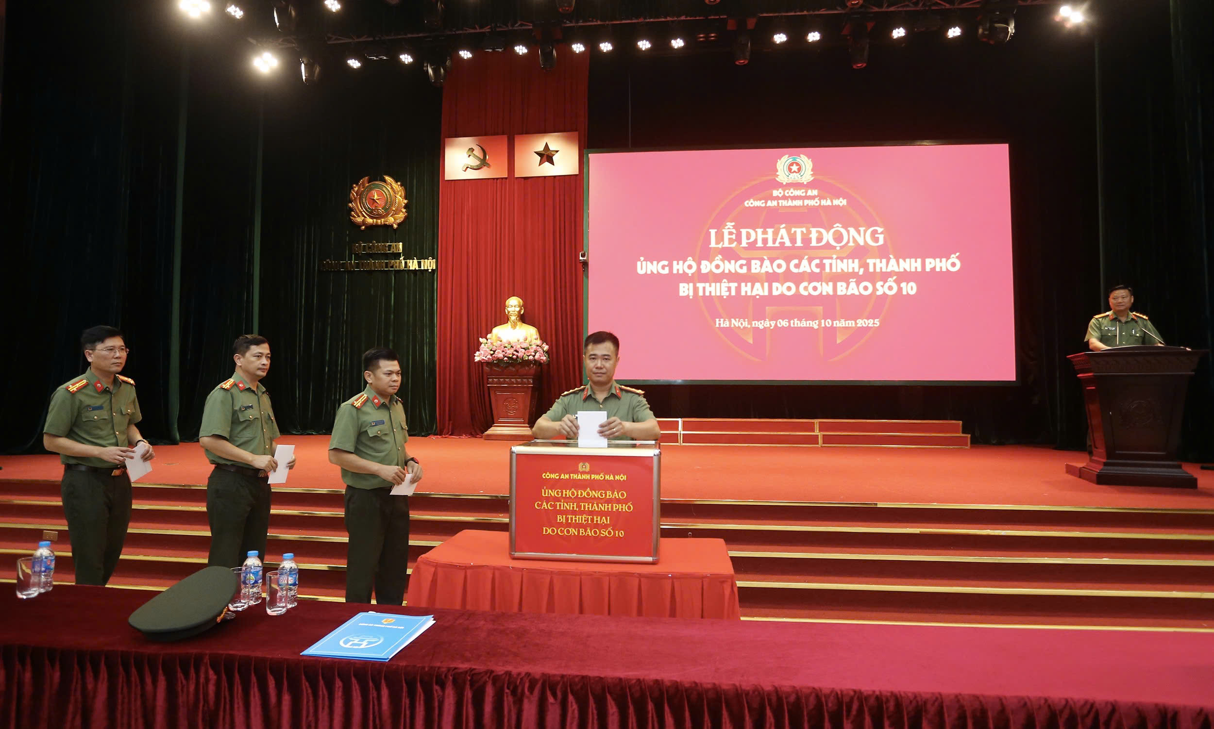 Công an thành phố Hà Nội chào cờ tháng 10, phát động ủng hộ đồng bào bị thiệt hại do bão số 10