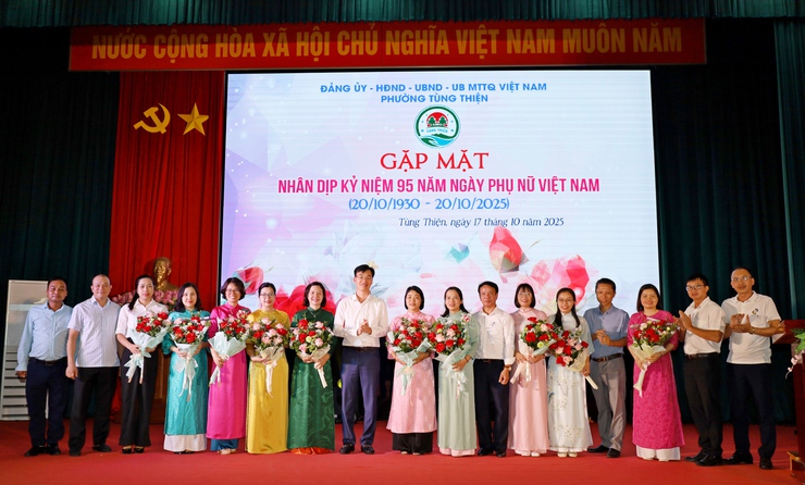 Phường Tùng Thiện tôn vinh vai trò, đóng góp của nữ cán bộ trong xây dựng chính quyền cơ sở