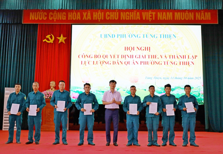 Phường Tùng Thiện công bố quyết định giải thể, thành lập Tiểu đội Dân quân thường trực theo mô hình chính quyền địa phương hai cấp