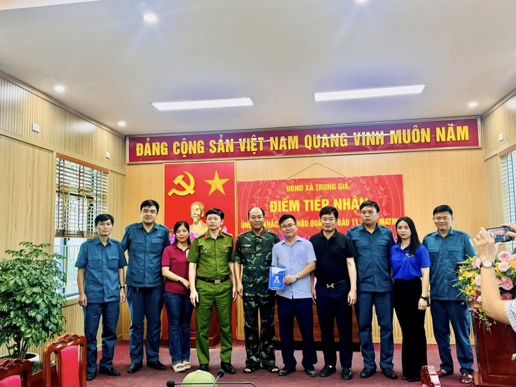 Phường Định Công sẻ chia nghĩa tình giúp xã Trung Giã, xã Đa Phúc khắc phục hậu quả sau bão lũ