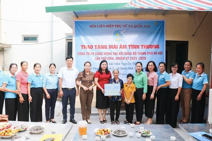 Xã Quốc Oai bàn giao nhà “Mái ấm tình thương”, lan tỏa nghĩa tình nhân văn chào mừng Đại hội Đảng bộ thành phố