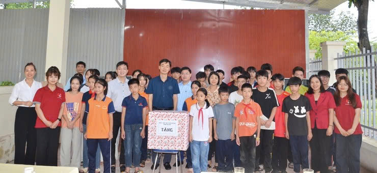 Phường Tùng Thiện lan tỏa yêu thương, thăm hỏi, tặng quà cho các em thiếu nhi có hoàn cảnh đặc biệt khó khăn