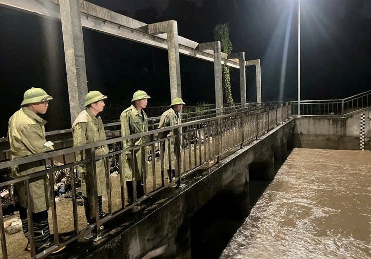 Xã Quốc Oai chủ động kiểm tra, vận hành tối đa trạm bơm tiêu úng, ứng phó mưa lớn do hoàn lưu bão số 11