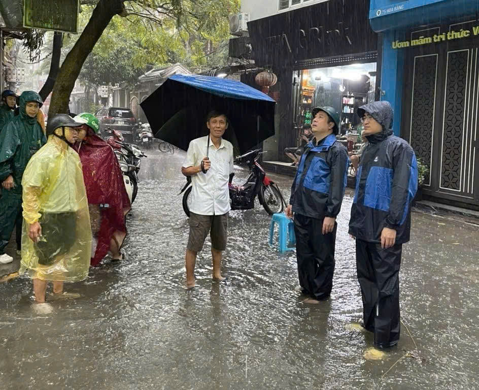 Phường Cầu Giấy chủ động ứng phó bão số 11, kiểm tra thực địa các điểm úng ngập, bảo đảm an toàn trường học và khu dân cư