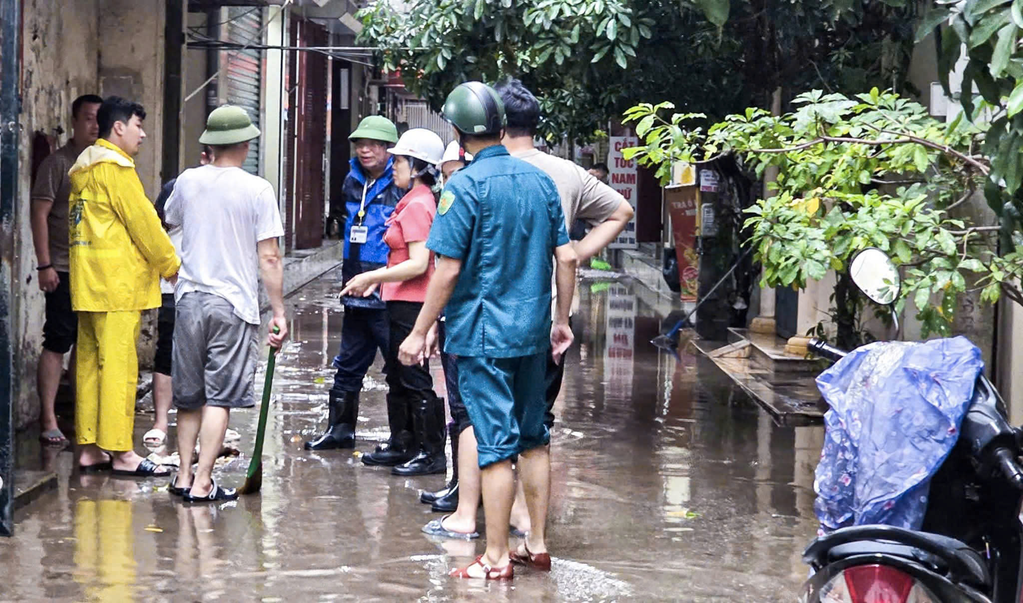 Phường Cầu Giấy chủ động ứng phó bão số 11, bảo đảm an toàn tuyệt đối cho người dân vùng ngập úng