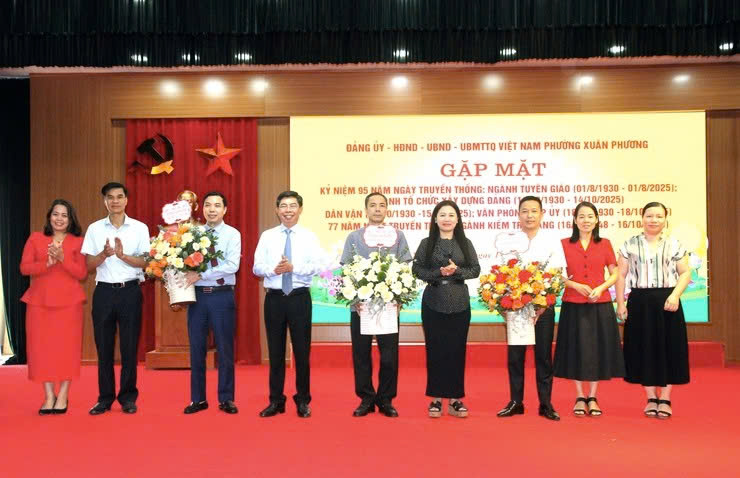 Đảng ủy phường Xuân Phương gặp mặt kỷ niệm ngày truyền thống các ban xây dựng Đảng, văn phòng cấp ủy và ngành kiểm tra Đảng