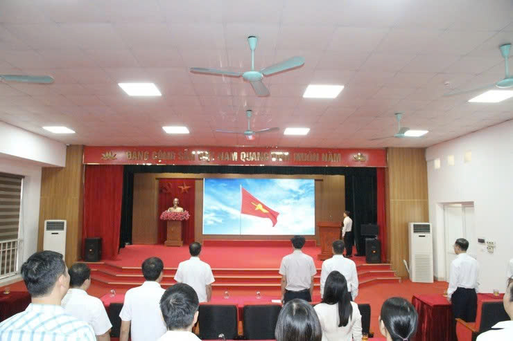 Phường Xuân Phương tổ chức chào cờ đầu tháng, siết chặt kỷ cương, chủ động ứng phó thiên tai