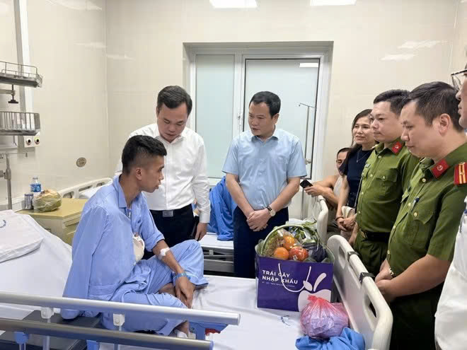Lãnh đạo phường Láng thăm, động viên chiến sĩ PCCC&CNCH bị thương khi làm nhiệm vụ