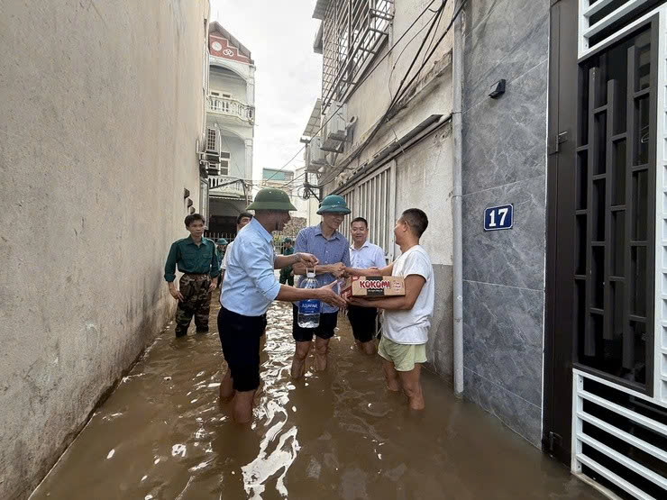 Phường Xuân Phương kịp thời hỗ trợ người dân vùng ngập, lan tỏa tinh thần trách nhiệm sau bão số 10