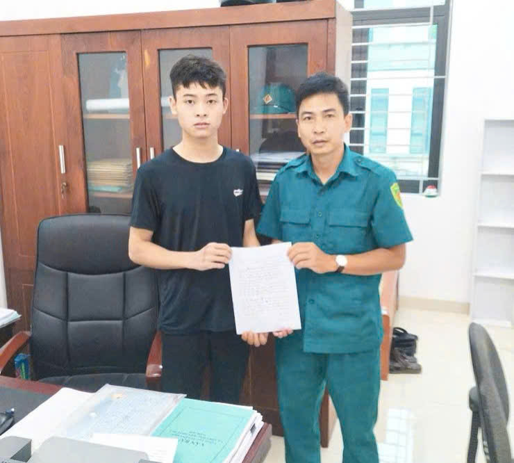 Ban Chỉ huy Quân sự xã Quốc Oai nhận những lá đơn đầu tiên tình nguyện nhập ngũ năm 2026